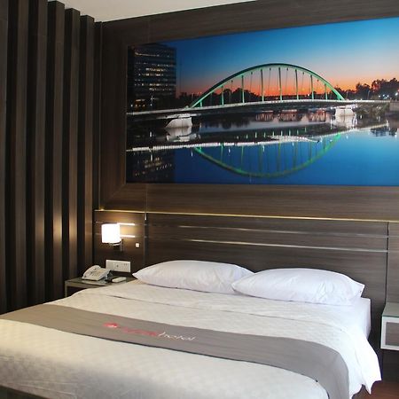 Neotel Hotel City Centre Tanjung Redep Dış mekan fotoğraf